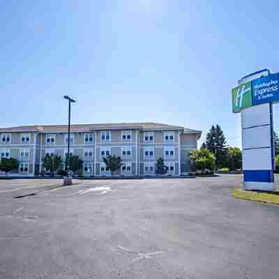 Holiday Inn Express & Suites Iron Mountain Hotel Exterior