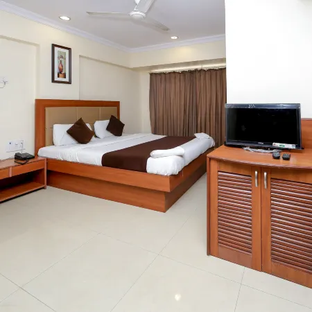 Lucky Hotel Goregaon Отели рядом с достопримечательностью «Торговый Центр Оберои»