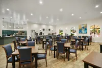 La Fuente Inn & Suites