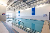 DoubleTree by Hilton Calgary North - Pool