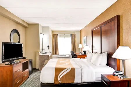 Quality Inn & Suites Heritage Park Отели рядом с достопримечательностью «Парк Лейкфронт»