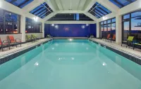 Holiday Inn Vancouver-Centre (Broadway) by IHG - ที่มีสระว่ายน้ำ
