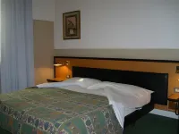 Art & Hotel Treviolo فنادق في پونته سن پیترو