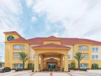 La Quinta Inn & Suites by Wyndham Bay City Отели рядом с достопримечательностью «Wharton County Courthouse»