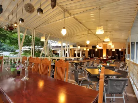 The Victoria Luxurious Guesthouse Отели рядом с достопримечательностью «Museum Pendidikan Nasional UPI»