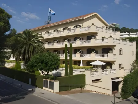 Van der Valk Hotel Barcarola Отели рядом с достопримечательностью «El Monestir»