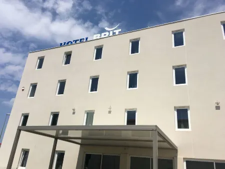 Brit Hotel Martigues Nord Отели в г. Сен-Митр-Ле-Рампар
