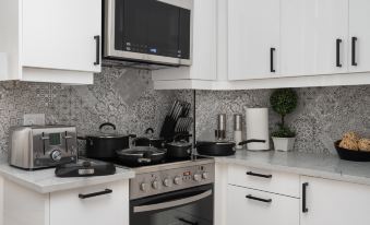 Downtown Luxe - Parking, Metro, King Bed, Sleeps 6