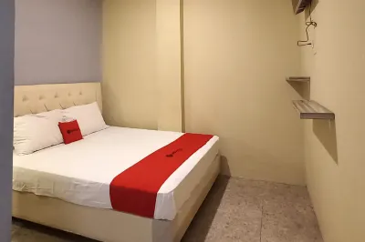 RedDoorz at Deluxe Hotel Near Terminal Purabaya Bungurasih Hotels in Gedangan