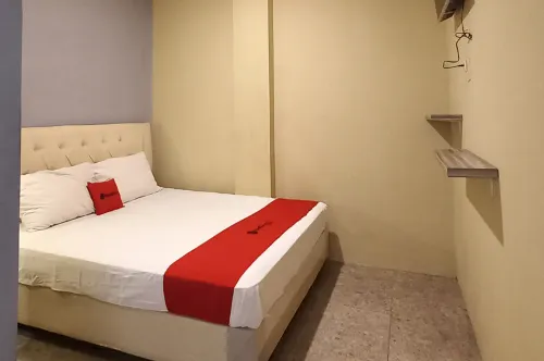 RedDoorz at Deluxe Hotel Near Terminal Purabaya Bungurasih Hotels in Gedangan
