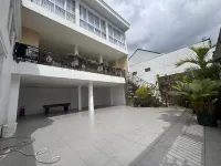 Villa Rumah Putih Ardilla Puncak Hotell i Batu Layang