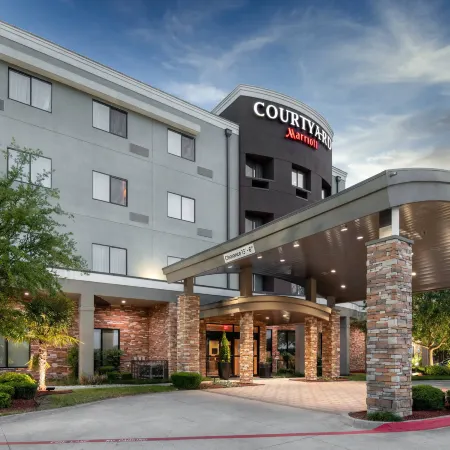 Courtyard Fort Worth West at Cityview Отели рядом с достопримечательностью «Стадион Амон Картер»