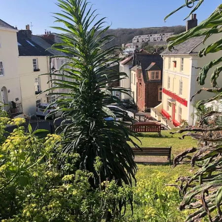 Seaside cottage in heart of picturesque village by the coast path and beaches Отели в г. Торпойнт