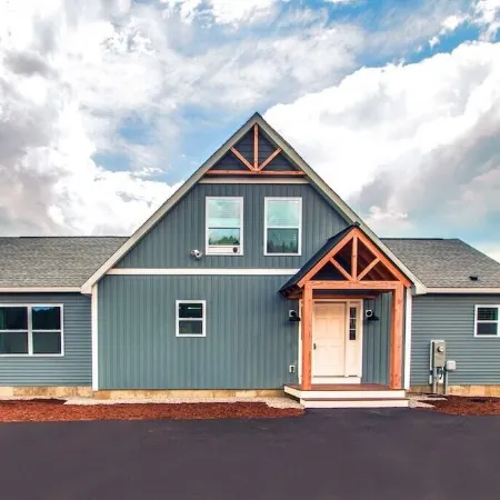 Luxury 3700 sf Home with Mountain Views, Hot Tub, Sauna, Game Room