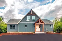 Luxury 3700 sf Home with Mountain Views, Hot Tub, Sauna, Game Room