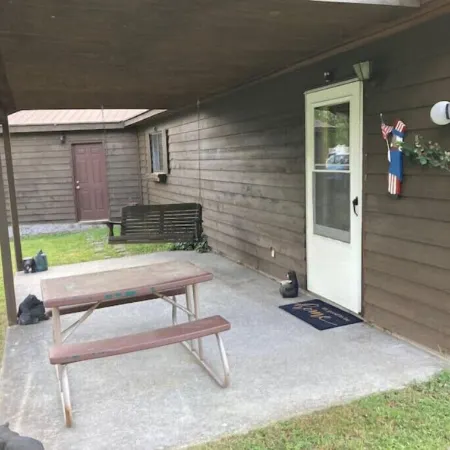 Cozy Creek Cabin: 1-Bedroom Cabin next to Pipestem Resort