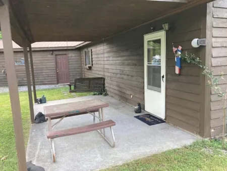 Cozy Creek Cabin: 1-Bedroom Cabin next to Pipestem Resort