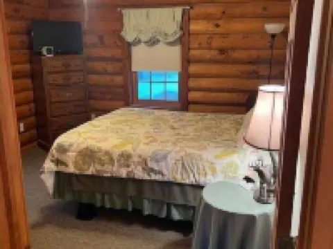 Private Log Cabin near Lake Arbutus and ATV trails デューハーストのホテル