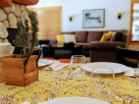 Snowcreek Mammoth Mountain & Golf Course View Home. Family & Pet-Friendly!