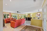 Beautifully Renovated, One Story, Private Pool w/Spa. 15 min. easy walk to Beach