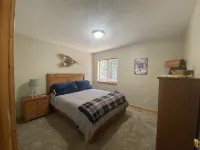 Large deck overlooking hiking trail/fiber-optic wifi/ short walk to village.