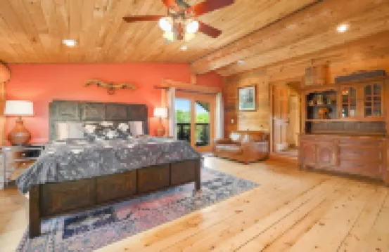 Hardwood Chalet-Pool, Hot tub, fireplace