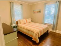 Greer Twin Cottage B - Walk to City Park and Downtown Greer BMW Zentrum附近的飯店