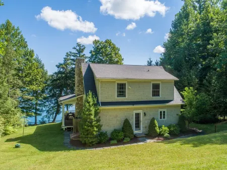 Visit this Beautiful Lakehouse on Skaneateles Lake!! Отели в г. Найлс