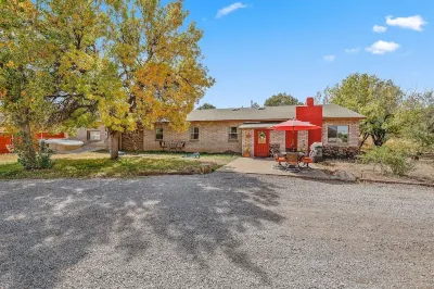 So much Fun! Spacious Home with Amenities Galore! Pool Table, Hot-Tub, Poker Hotel in zona Meteor Crater