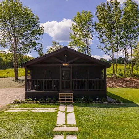 Cheerful Two Bedroom Cabin - 10 minutes to Camden!