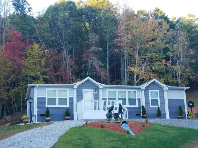 Enjoy this Beautiful Peaceful Mountain View home Hotel dekat Lake Powhatan Recreation Area & Campground