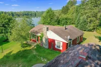 Scenic, Serene Lakefront Cabin — Wood Stove Hotels in der Nähe von Governor Thompson State Park