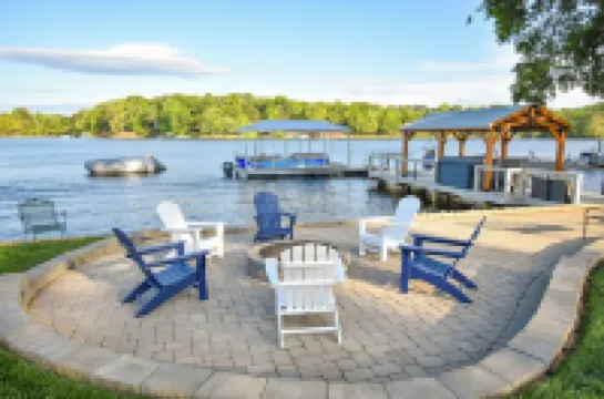 Blue Heron Haven on High Rock Lake - Hot Tub on Dock- Lakeside Firepit & Arcade!