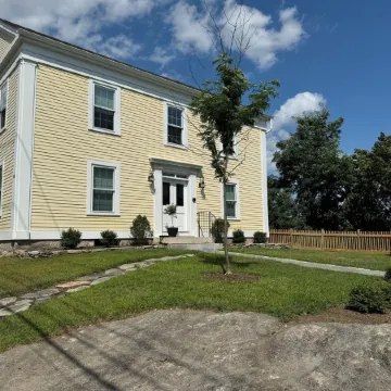 Downtown Mystic - Newly Renovated Apartment