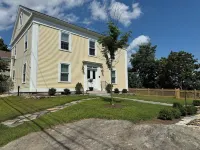 Steps from Downtown Mystic / Newly Renovated Modern Apartment Отели в г. 