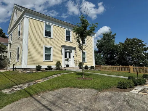 Steps from Downtown Mystic / Newly Renovated Modern Apartment
