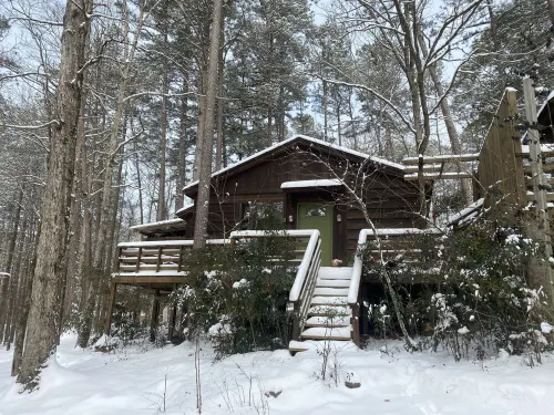 Tale of the trout cabin located 1 mile from the trout stream and Lake Hotels in Broken Bow