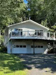 3 Bedroom home w/ lake and mountain views near skiing, and cultural attractions!