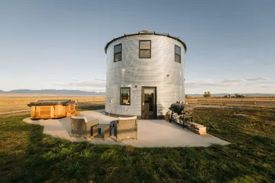 Sunrise Silo - Luxury stay near Bozeman, Montana.