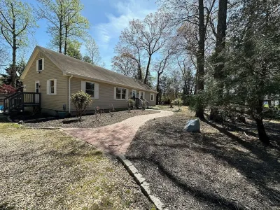 4-Bedroom /Corner Lot,Sleep 9 Close to  Beach & Trail in a Quiet Neighborhood!