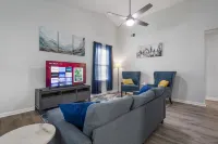 Entire Modern Home in Prime Dining & Shopping Area - Homestays