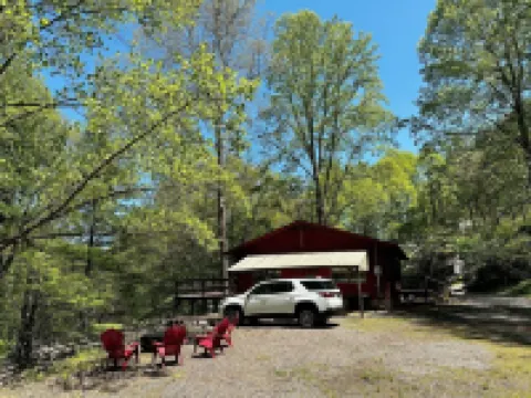 Secluded, yet centrally located. Quiet Retreat. EV charger friendly