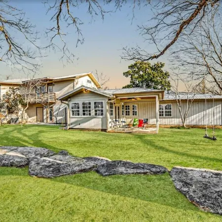 Hill Country Retreat I Private Pool & Hot Tub I Mins to Wineries & Town Square