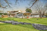 Hill Country Retreat I Private Pool & Hot Tub I Mins to Wineries & Town Square
