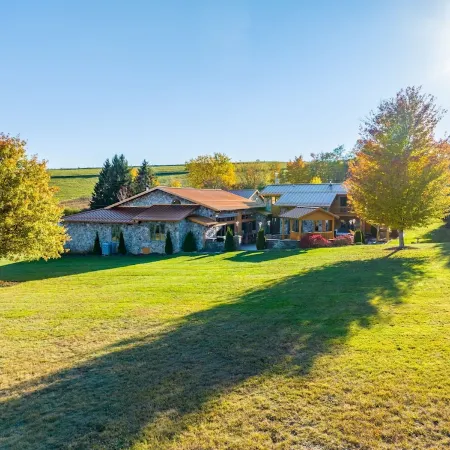 VellaVue Luxury Estate: Private Indoor Pool, Sauna, Gym & Theater – Sleeps 20