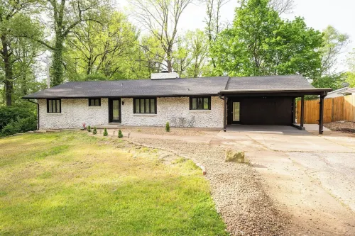 Cozy Cottage, 3 mins from EVV, fenced yard