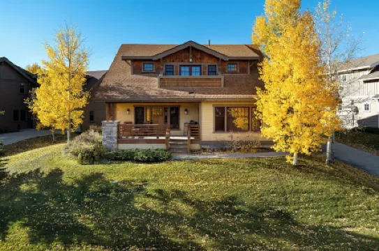 Large 4 bedroom home in Grand Park / Free Shuttle / Fireplace / Grill