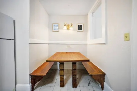 Steps from Downtown~King Bed~UPSTAIRS~Cozy Stay Отели в г. Юстис