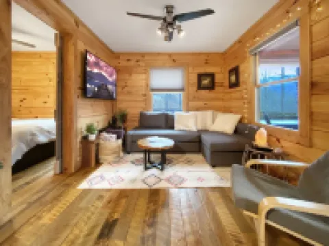 Moonlight Ridge - a wonderful little log cabin on 4 wooded acres