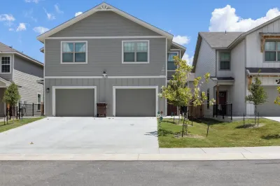 Lovely 3-Bedroom with Backyard, and Nearby Parks Hotel dekat Kelly Field Annex/Lackland Air Force Base